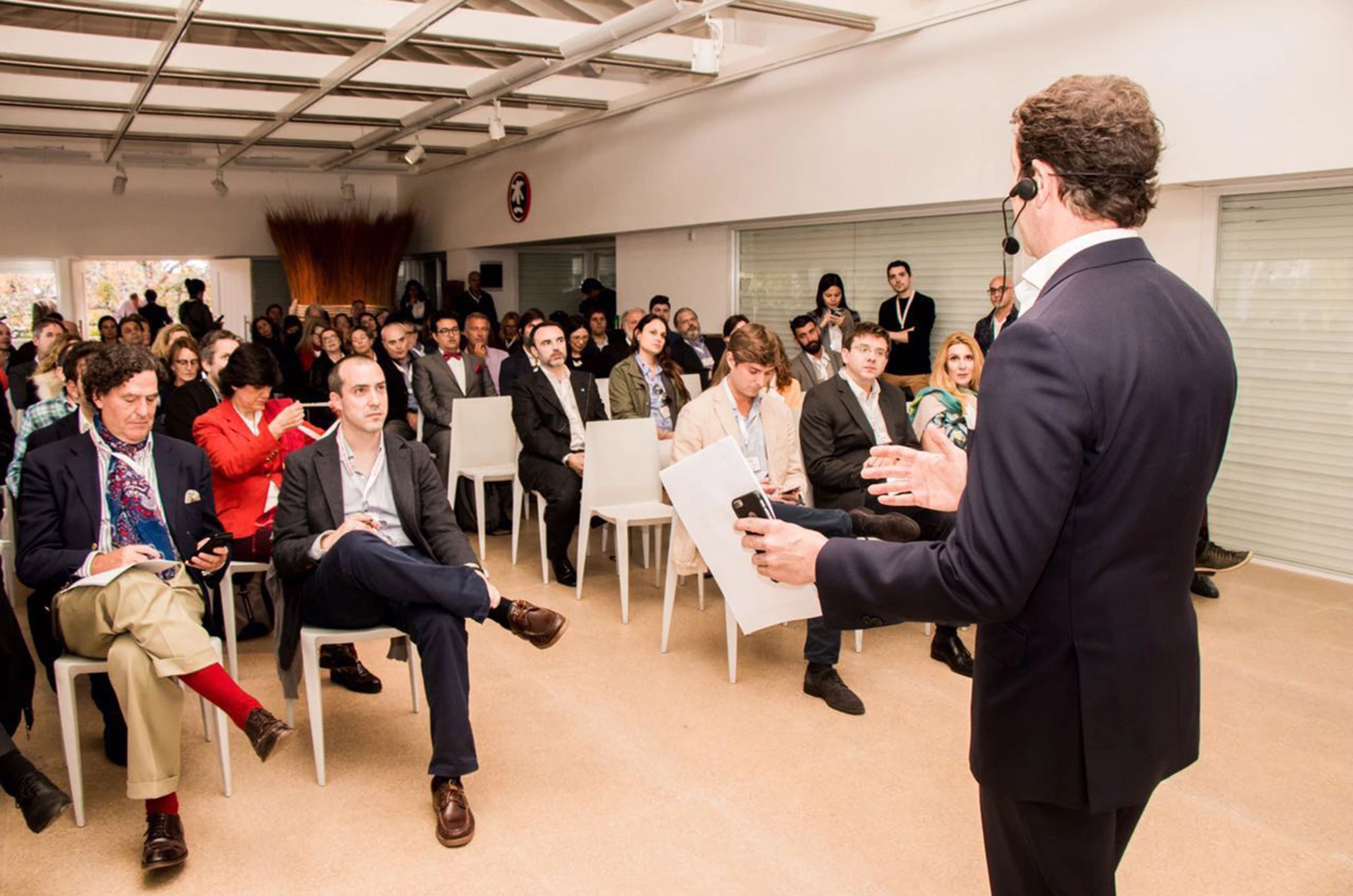 Reunión en un salón cubierto