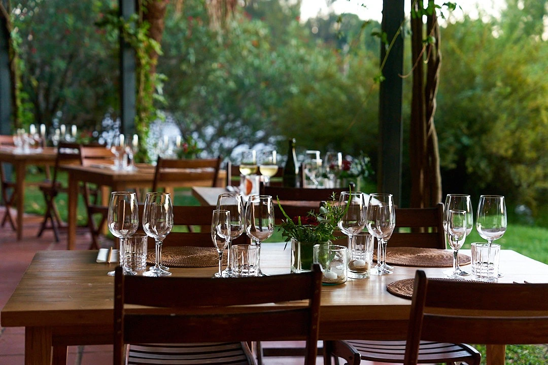 Mesas y copas preparadas en la galería del restaurante