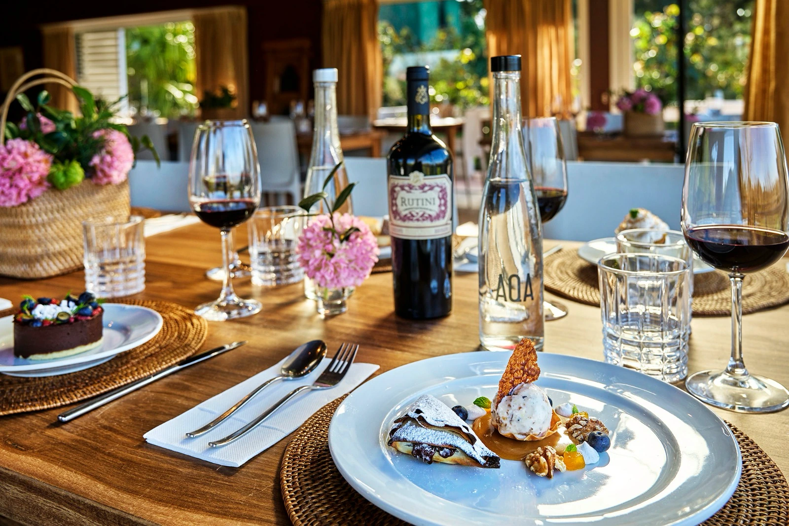 Postres y vinos en una mesa de El Descanso Restaurant