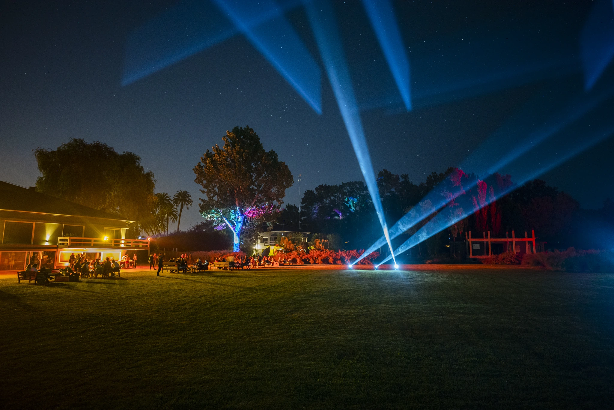 Una celebración de noche entre luces y jardines