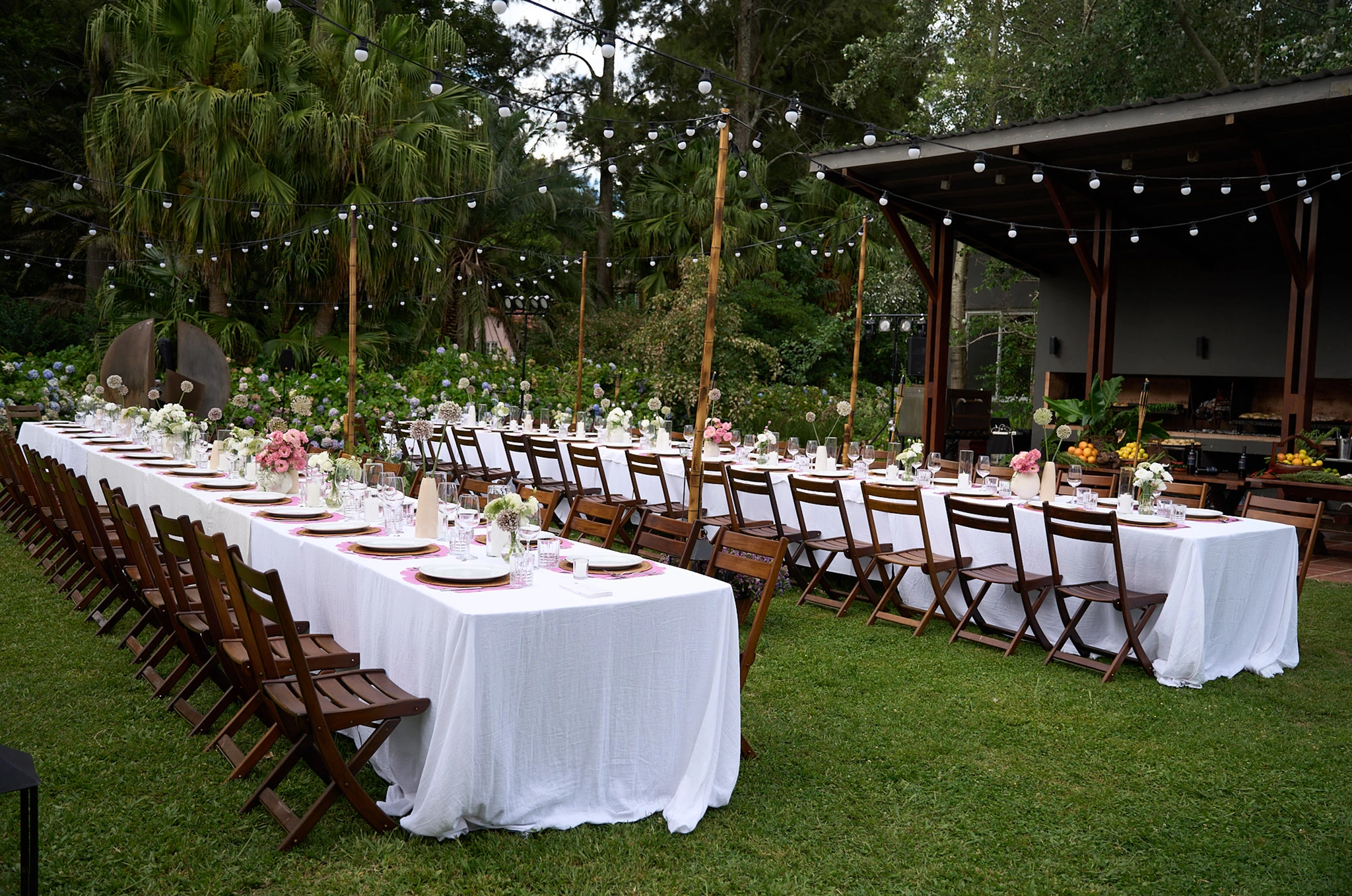 Mesas preparadas para una celebración en el jardín