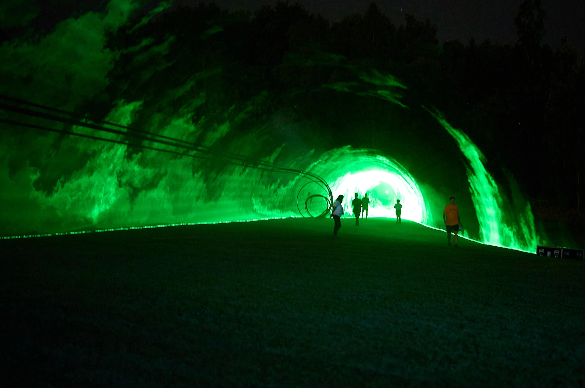 Show de Xreal con luz láser verde en los jardines de la Isla