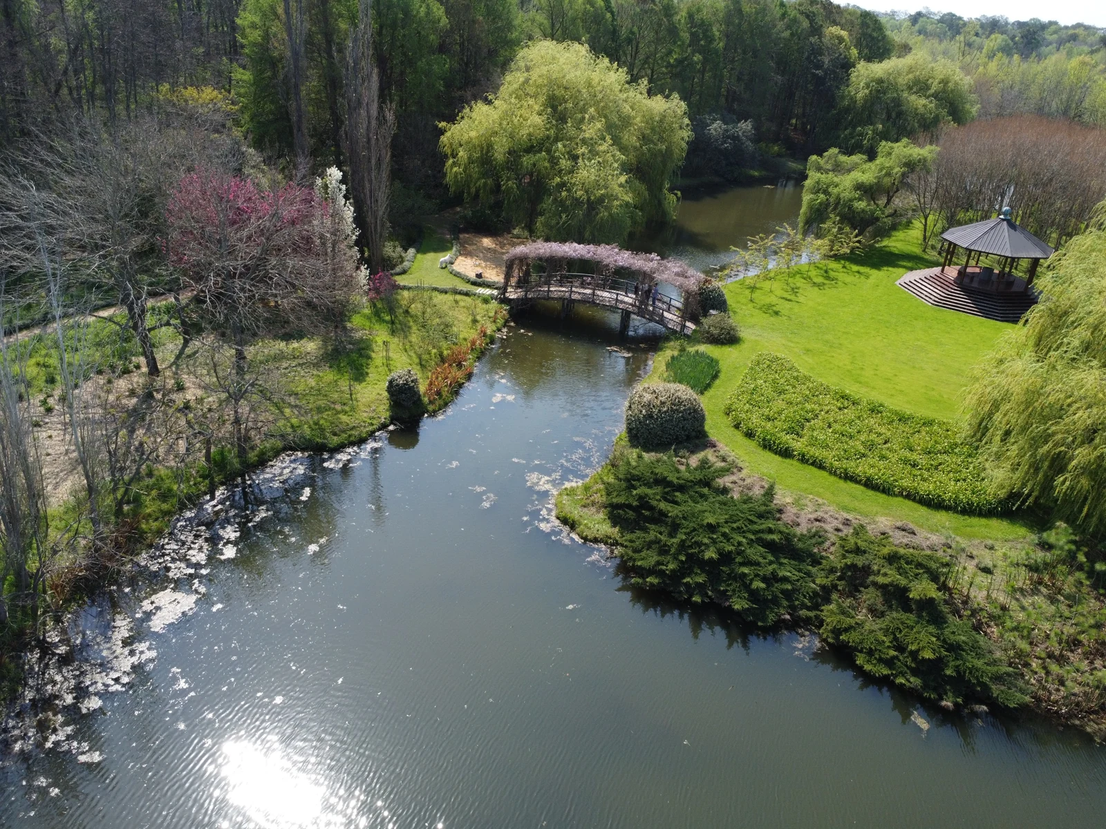 Vista aérea de los jardines y los puentes